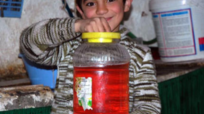 Musluktan akan esrarengiz kırmızı su