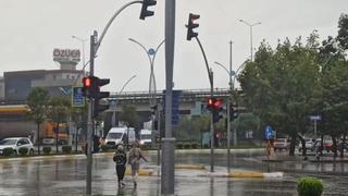 Sıcaktan kavruluyorlardı... Sağanak yağış etkili oldu! Serinledik, iyi oldu