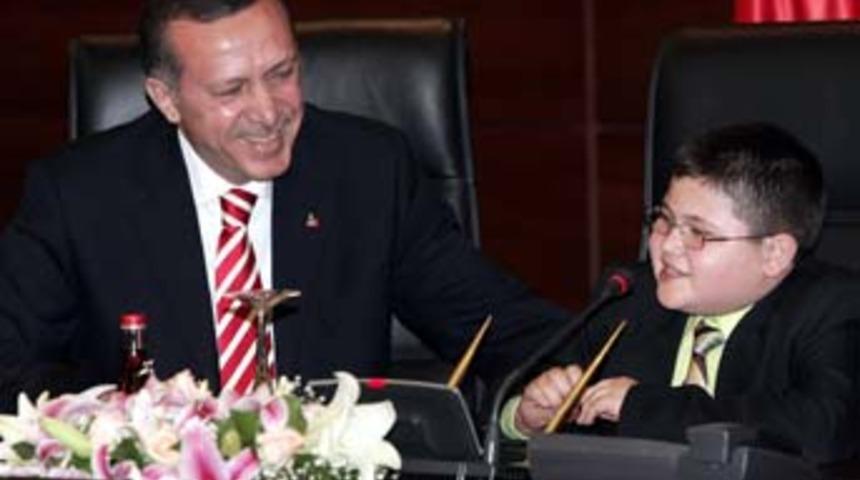 K&uuml;&ccedil;&uuml;k Başbakan'dan b&uuml;y&uuml;k cevaplar