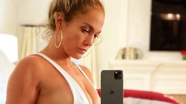 Jennifer Lopez minik beyaz bikinisiyle sere serpe uzandı! Özel fotoğrafçısı yanından ayrılmadı