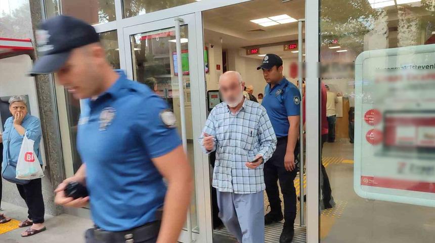 Gelen telefondaki sözlere öyle inandı ki... Bankada '50 bin TL' ısrarı! Polisler müdahale edince...