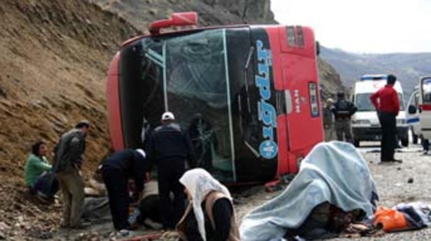 Yolcu otob&uuml;s&uuml; devrildi: 4 &ouml;l&uuml;, 30 yaralı