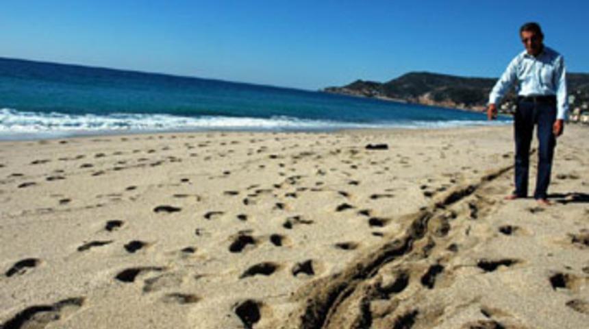 Alanya'da deniz 10 metre &ccedil;ekildi