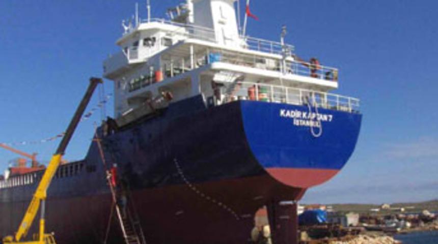 14 ayda bitirilen dev y&uuml;k gemisi denize indirildi