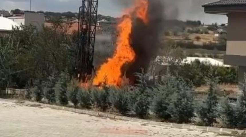 Su ararken gaz borusunu patlattılar: Alan alev alev yandı