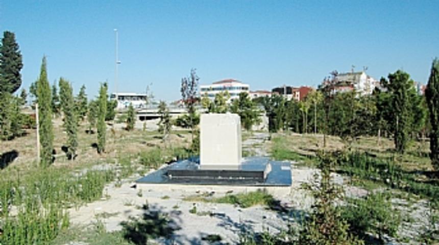 Esenyurt'taki Nazım Hikmet heykeli &ccedil;alındı