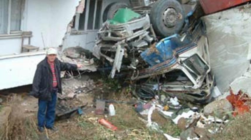 Gebze'de trafik kazası: 3 ölü, 1 yaralı