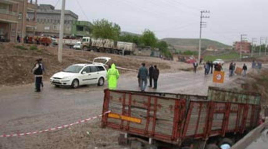 Yola d&ouml;şenen mayın patladı ara&ccedil; hasar g&ouml;rd&uuml;