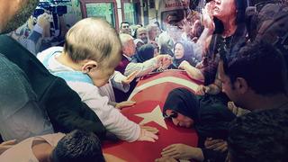 Şehit babasının tabutuna son kez dokundu! 6 ile şehit ateşi düştü; son yolculuklarında yürekler dağlandı