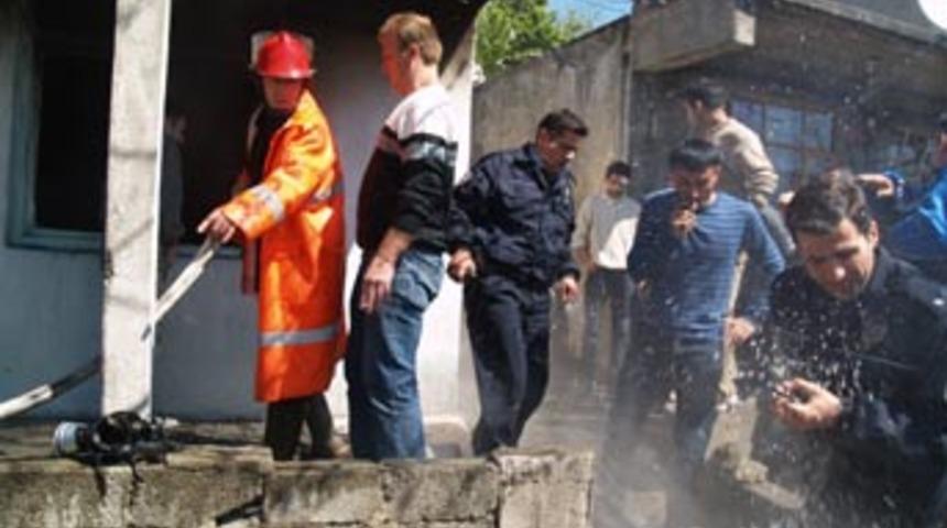 Boşandığı karısının evini ateşe verdi