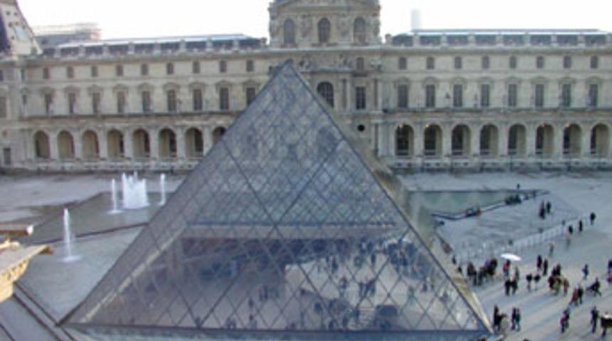 'Paris Louvre' d&uuml;nyanın en pop&uuml;ler m&uuml;zesi