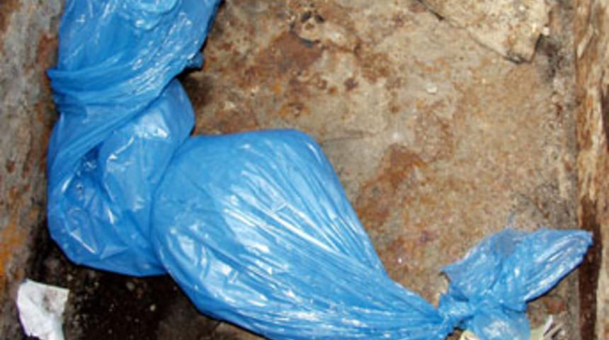 Evinde &ouml;ld&uuml;r&uuml;p cesedini poşete koymuşlar!