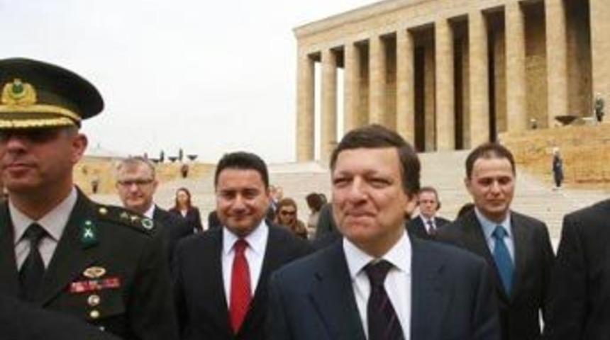Barroso: Laiklik zorla dayatılamaz