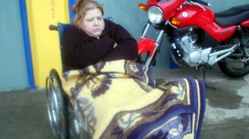 Fel&ccedil;li annesini sokağa attı