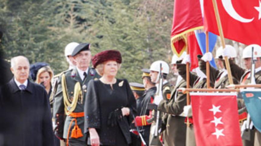 Sezer, Krali&ccedil;e Beatrix'i resmi t&ouml;renle karşıladı