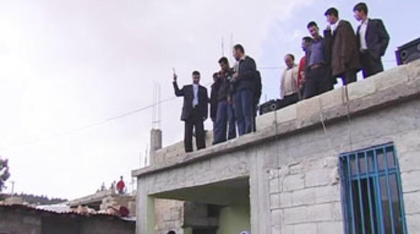 Silahlar yine &ccedil;ocukların ellerinde