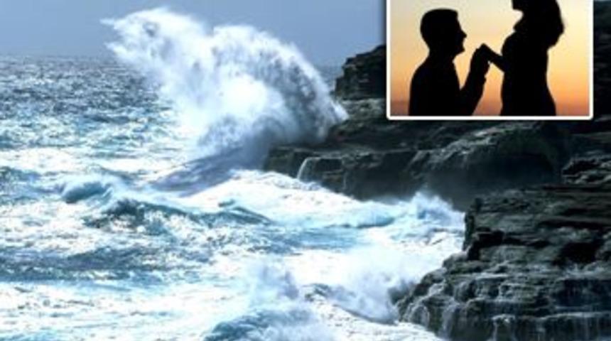 Sevgilisini dalgalar kaptı