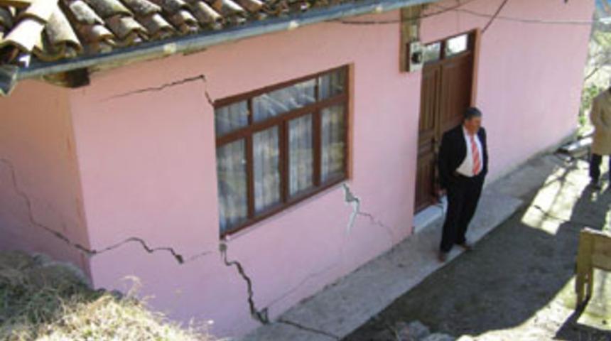 Heyelan anı saniye saniye g&ouml;r&uuml;nt&uuml;lendi