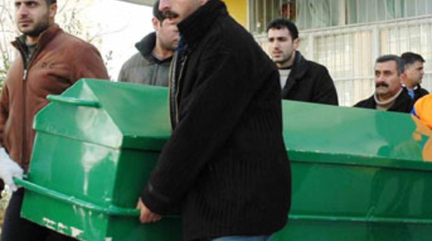 Kafe sahibi bı&ccedil;aklanarak &ouml;ld&uuml;r&uuml;ld&uuml;