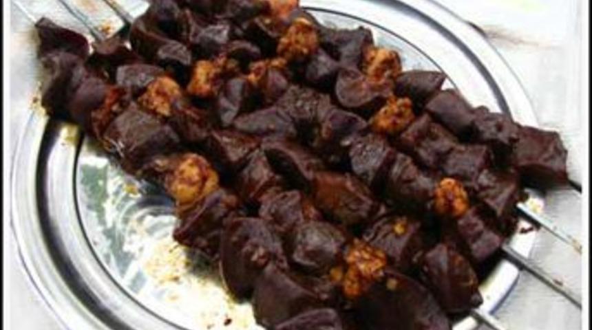 Kurban etinin yanında limonlu yeşil salata