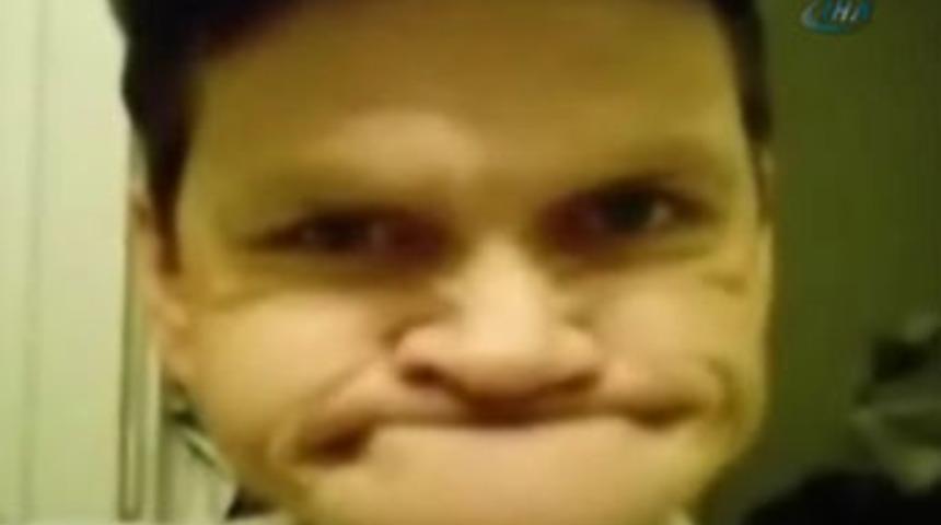 Bukalemun gibi değişen lastik suratlı adam