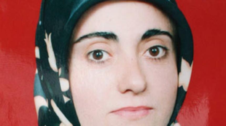 Amca kızını &ouml;ld&uuml;r&uuml;p cenazesine katıldı