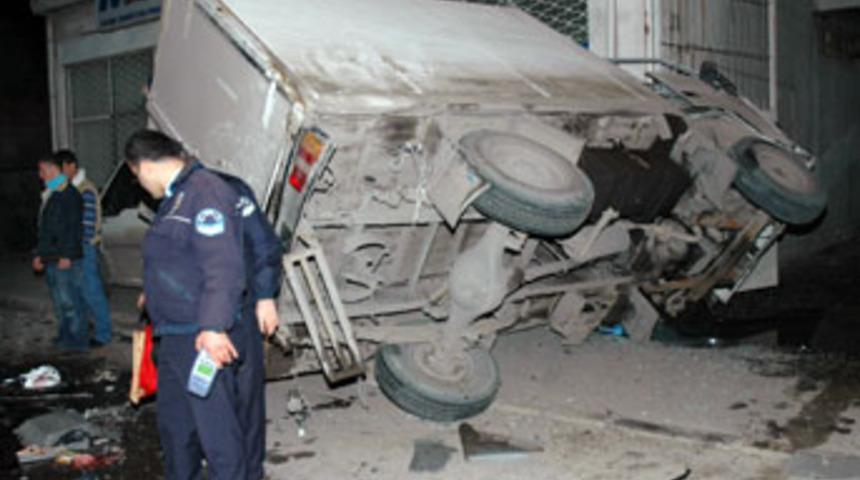 İzmir'de kaza: 1 &ouml;l&uuml;, 1 yaralı