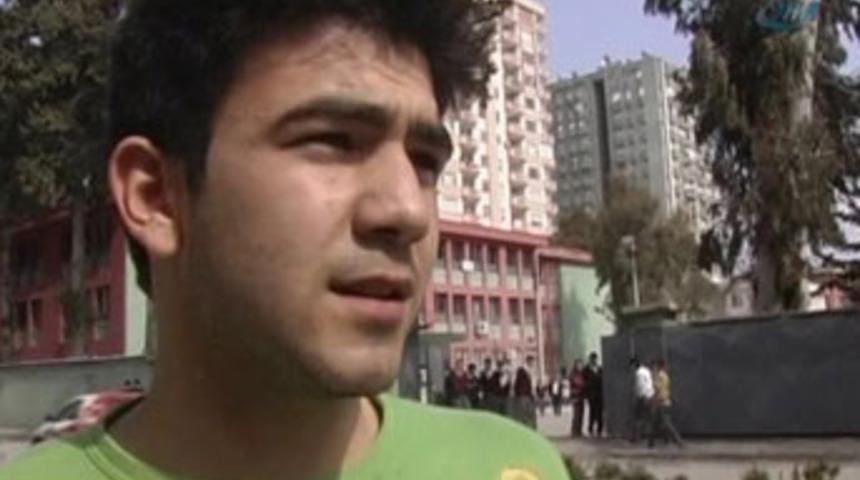 &Ouml;ğretmenine aşk şiiri verdi okuldan atıldı