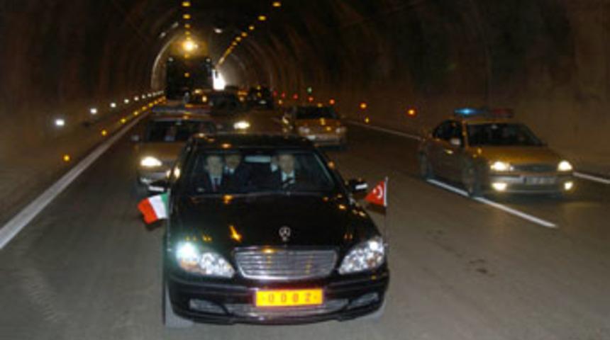 Bolu Dağı T&uuml;neli tek y&ouml;nl&uuml; a&ccedil;ıldı