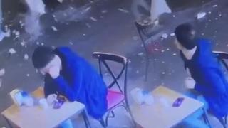 Taksim'de feci kaza! Binadan kopan taşlar bir ailenin üzerine düştü...