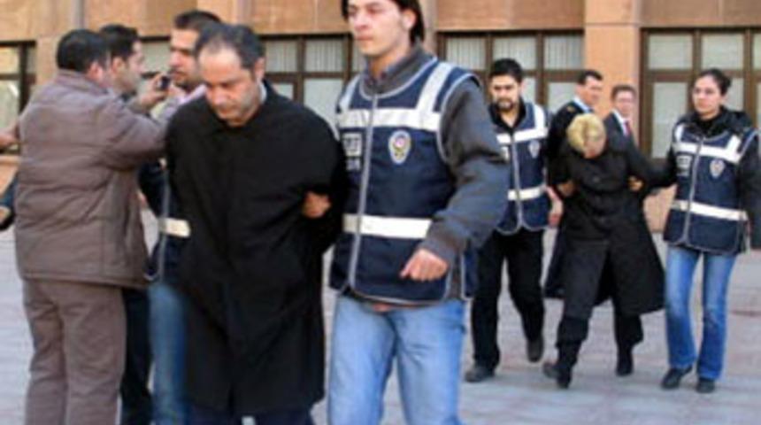 Sahte savcı ve hakim &ccedil;ift yakalandı