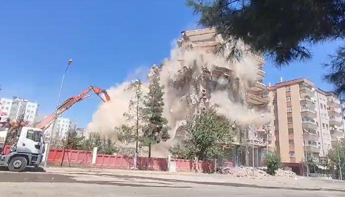 Diyarbakır’da depremde ağır hasar alan apartman yıkım sırasında ortadan ikiye ayrıldı