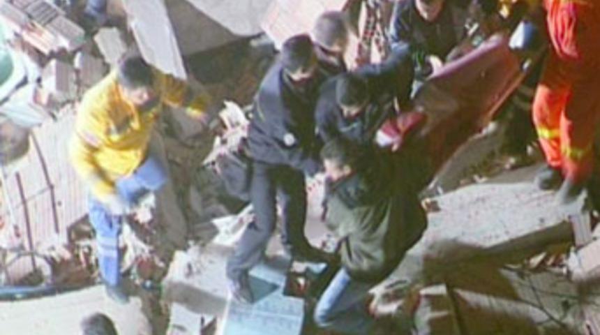 Binanın &ccedil;&ouml;k&uuml;ş anı g&ouml;r&uuml;nt&uuml;lendi