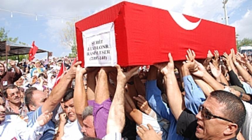 Şehit uzman onbaşıya sloganlarla karşılama