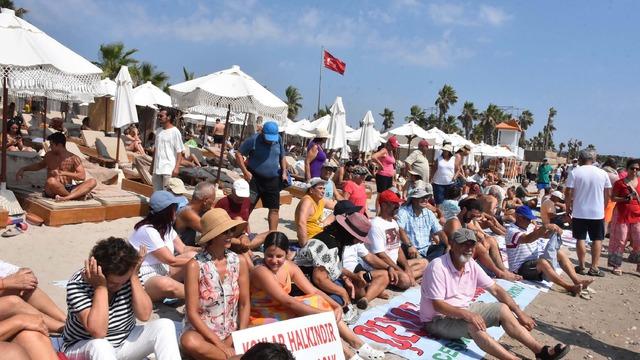 Beachler'iyle ünlü Çeşme'de 'havlunu al da gel' eylemi! Plajda bir gün geçirmek 10 bin lirayı buluyor