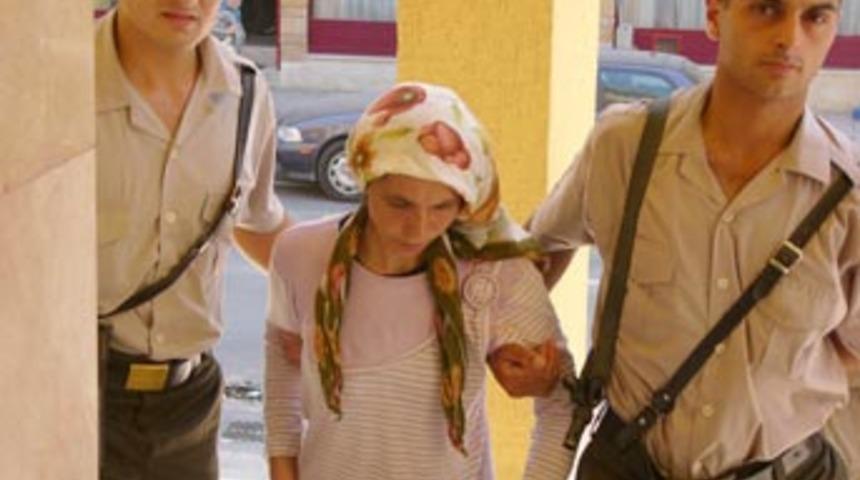 Kocasına ateş a&ccedil;an genci bı&ccedil;akladı