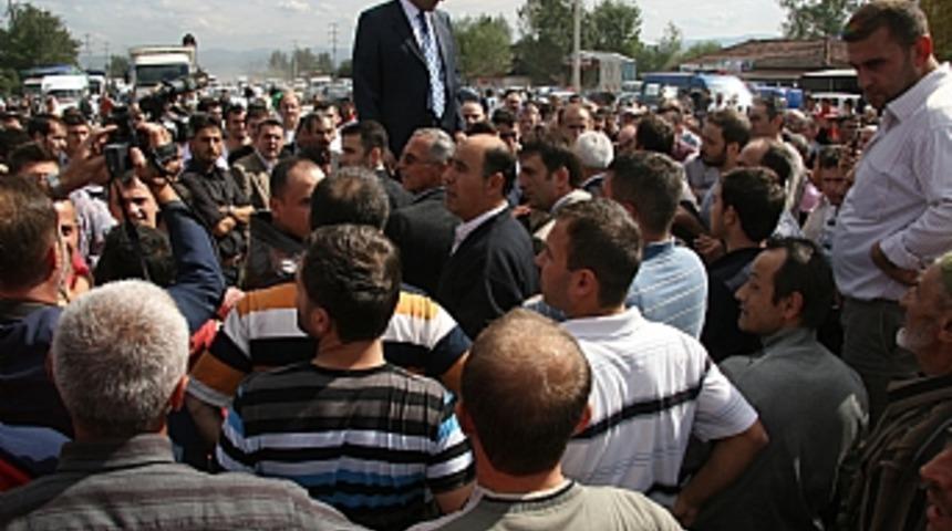 Mahalleli kazaya kızıp yolu trafiğe kapattı