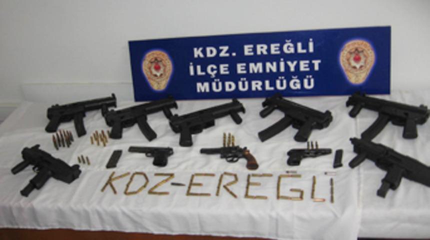 Trafik kazası silah deposunu ortaya &ccedil;ıkardı