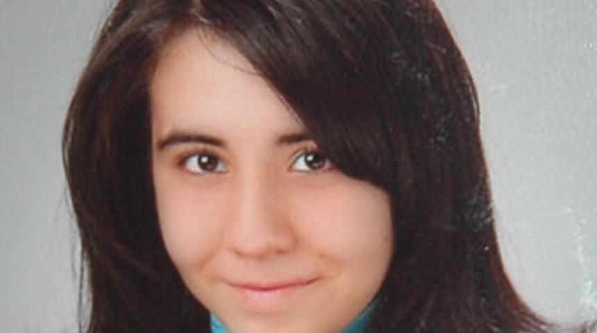 15 yaşındaki kızı bı&ccedil;akladılar
