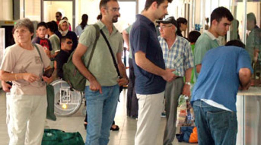 Tatilci se&ccedil;menler d&ouml;n&uuml;ş yolunda