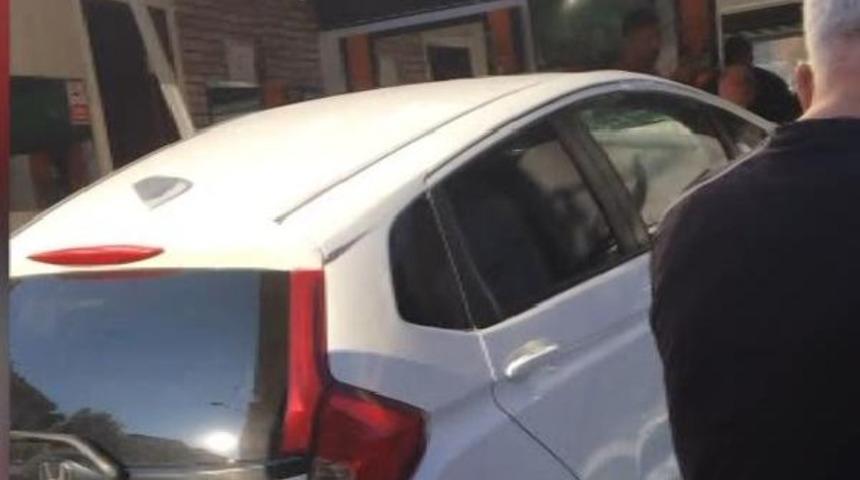 Kadıköy'de kontrol çıkan araç berber dükkanına girdi! Çok sayıda yaralı var