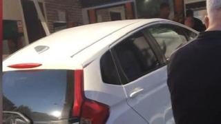 Kadıköy'de kontrol çıkan araç berber dükkanına girdi! Çok sayıda yaralı var