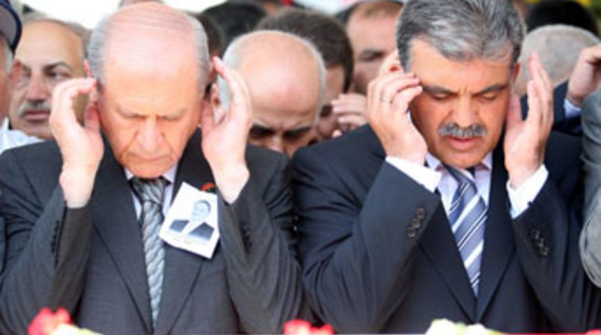 G&uuml;l ve Bah&ccedil;eli aynı safta