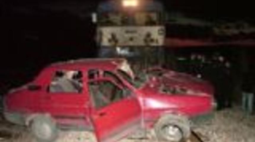 Y&uuml;k treni otomobile &ccedil;arptı: 1 &ouml;l&uuml;