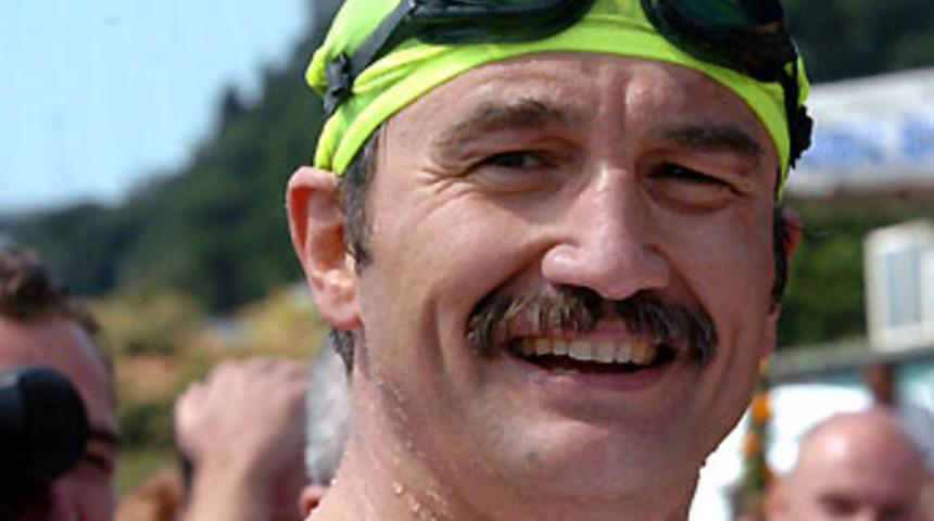 T&uuml;zmen Baykal'ı Kızkalesi'nde y&uuml;zmeye davet etti