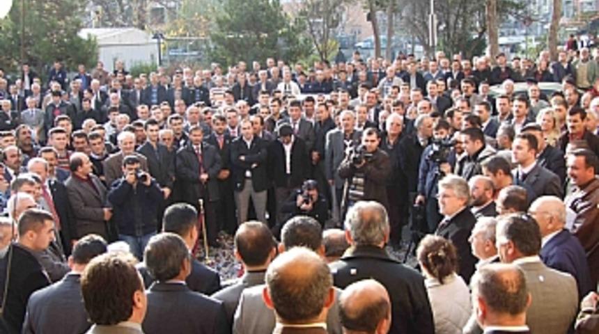 G&uuml;z, adaylığını a&ccedil;ıkladı