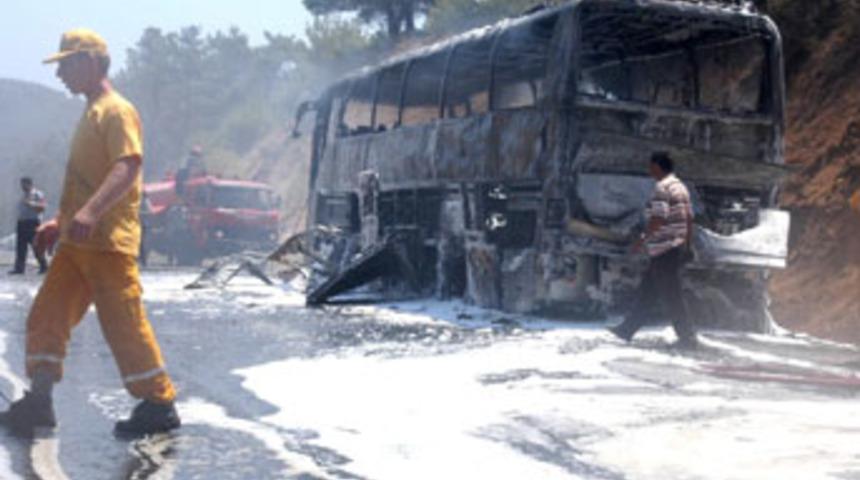 Yolcu otob&uuml;s&uuml; alev alev yandı