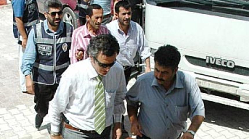 Van'da g&ouml;&ccedil;men ka&ccedil;ak&ccedil;ılığı operasyonu