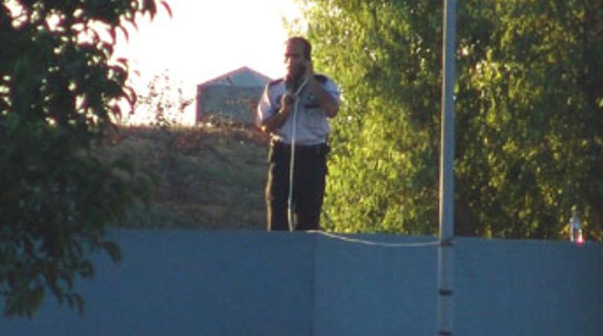 'Tayin' i&ccedil;in arkadaşını rehin aldı