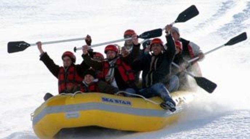 Erzincan'da kar raftingine b&uuml;y&uuml;k ilgi